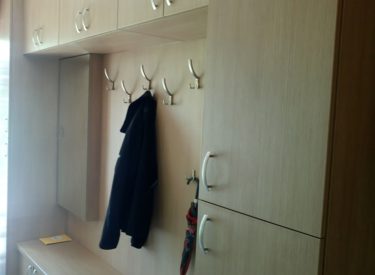 Věšák na míru do předsíně
